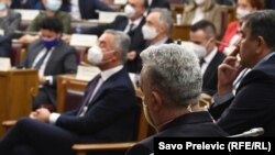 Mandatar Krivokapić je u ekspozeu oštro kritikovao prethodnu vlast predvođenu Demokratskom partijom socijalista (na fotografiji Krivokapic i Milo Đukanović tokom sjednice)