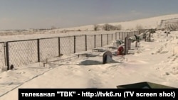 Кладбище в Красноярске завалено снегом 