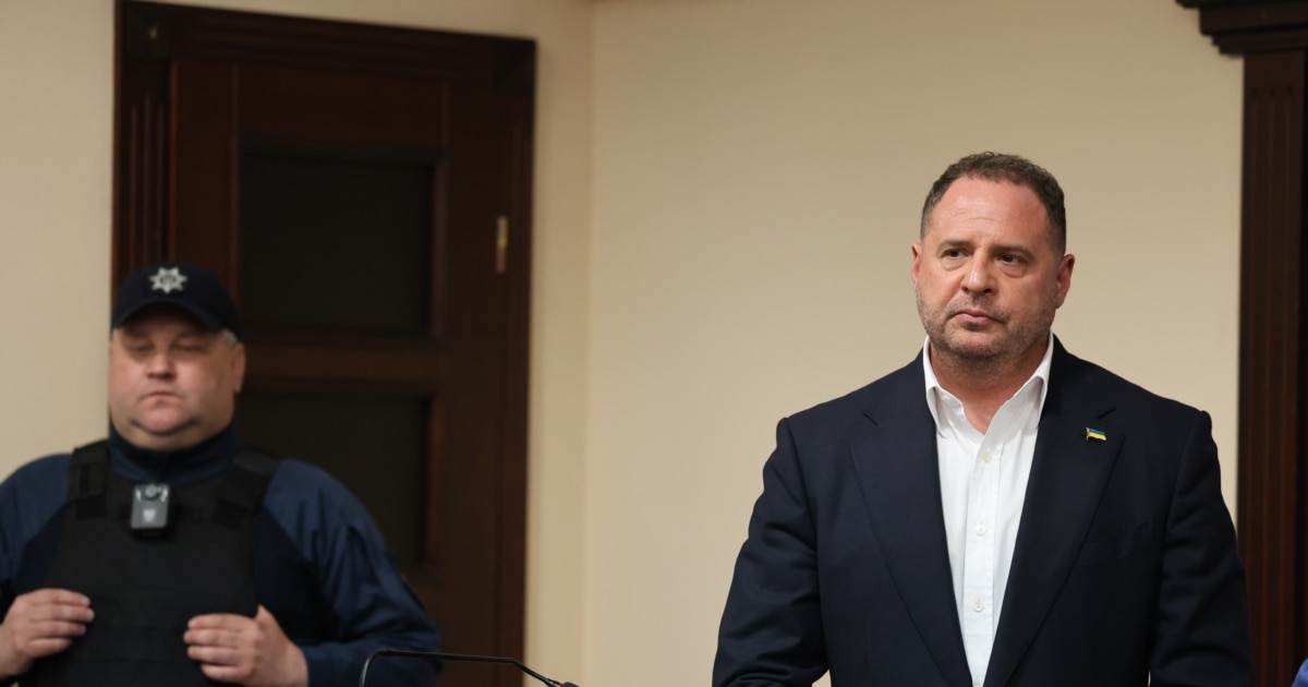 Єрмак прокоментував перельоти батька до росії, які виявили «Схеми»