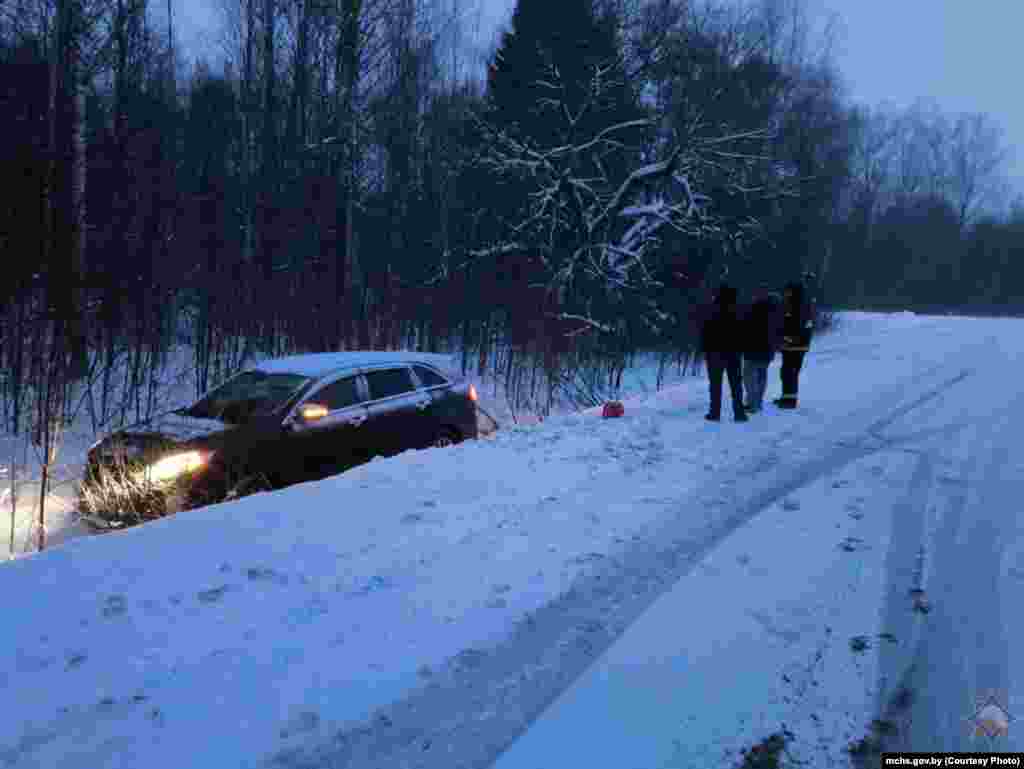 Ратаўнікі і міліцыя заклікала грамадзян не карыстацца аўтатранспартам праз складаныя ўмовы надвор’я.