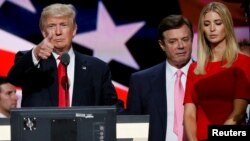 Дональд Трамп, його дочка Іванка і Пол Манафорт під час президентської виборчої кампанії у США, липень 2016 року