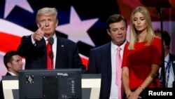 Дональд Трамп (зліва) та Пол Манафорт (в центрі) під час республіканської конвенції у Клівленді 21 липня 2016 року, на якій Трампа було затверджено кандидатом у президенти від Республіканської партії США.
