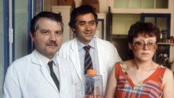 Люк Монтанье (справа), лауреат Нобелевской премии 2008 года в области медицины.