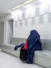 Një grua afgane shtatzënë duke pritur në korridorin e një spitali privat në Kabul, më 10 dhjetor 2024 (foto nga arkivi)