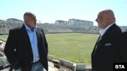 Бойко Борисов и Красен Кралев посетиха строящия се с държавни пари стадион на "Ботев" в Пловдив. Премиерът обеща на това място да се играе финал за европейски футболен турнир.