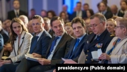 Марк Рютте (ортада) Бухарестегі форумда