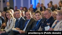 Марк Рютте (в центре) на форуме в Бухаресте