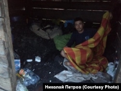 Руслан Токарчук, живущий после наводнения в вагончике для перевозки угля