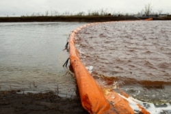 Plutajuća brana postavljena da se ograniči širenje zagađenja u reci Ambarnaja kod Noriljska posle izlivanja nafte krajem prošlog meseca.