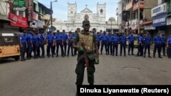 Военные Шри-Ланки охраняют храм после взрывов в Коломбо.