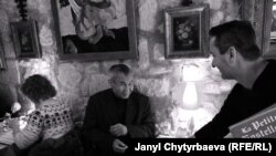 Талип Ибраимов, сценарист, "Периште" ж.б. повесттери үчүн "Орус сыйлыгын" алган. Париждеги ресторандан сүрөт, феврал, 2013-ж.