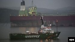 Судно Arctic Sunrise покидает порт Мурманска после снятия ареста, 1 августа 2014 года (архивное фото)
