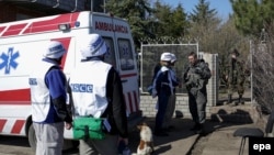 Представники ОБСЄ відвідують українські позиції в Широкині, 15 квітня 2015 року