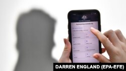 Një person në Australi përdor një aplikacion që ka për qëllim të gjurmojë rastet me koronavirus. 