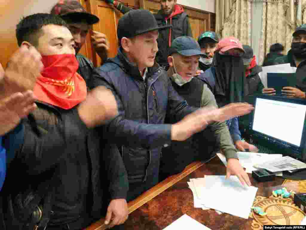 Demonstrálók a kirgiz Fehéz Ház elnöki irodájában.