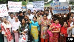 Тих, хто виступає на захист прав звинуваченої дівчинки, в Пакистані меншість. На фото 25 серпня 2012 року демонстрація на її захист у місті Карачі