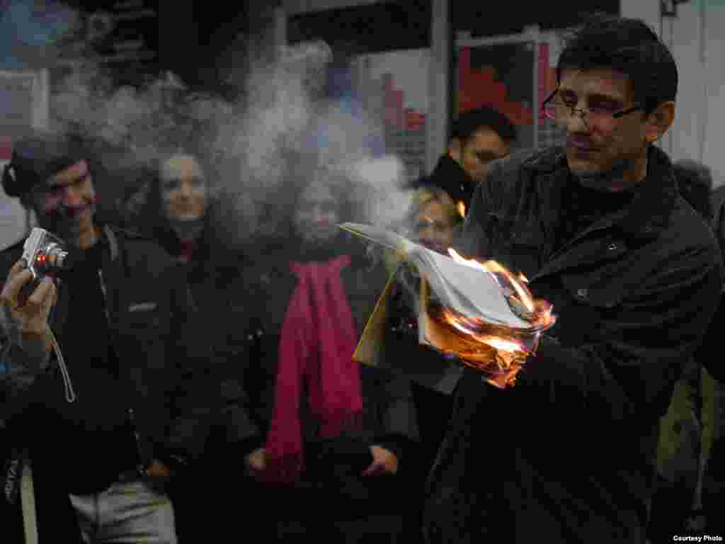 Knjiga, Siniša Labrović, Noć performansa, 26.11.2011. Foto: Stanislav Milojković