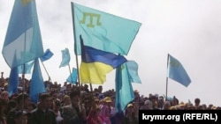 Крымские татары во время восхождения на Чатыр-даг