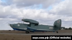 Самолет Бе-12 на заводе на Евпаторийском авиационном ремонтном заводе. Крым, архивное фото