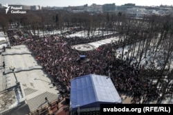 Пляцоўка ля менскага Опэрнага тэатру падчас «Сьвята Незалежнасьці»