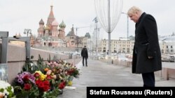 Министр иностранных дел Великобритании Борис Джонсон у так называемого народного мемориала Борису Немцову. Москва, 22 декабря 2017 года.