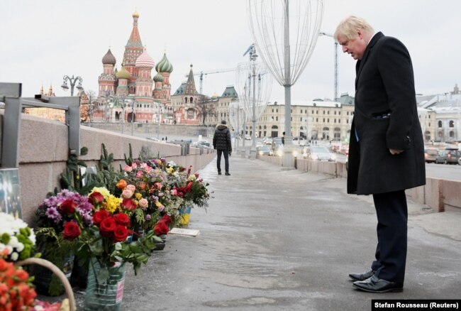 Министр иностранных дел Великобритании Борис Джонсон во время визита в Москву в декабре 2017 года возложил цветы к месту убийства оппозиционного политика Бориса Немцова