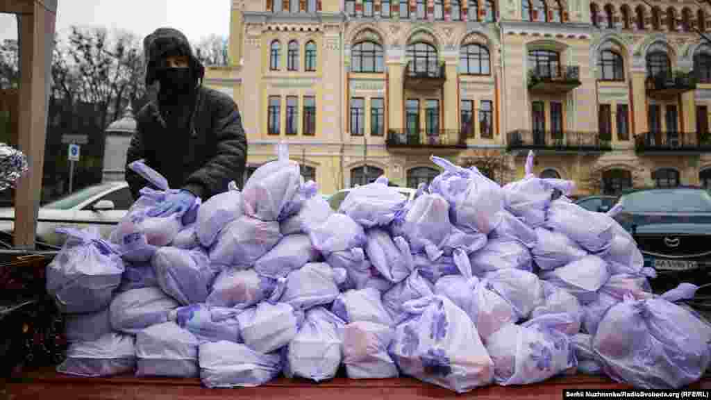 Загалом у Львові, Івано-Франківську та Києві отримають подарунки більше 4 тисяч людей.