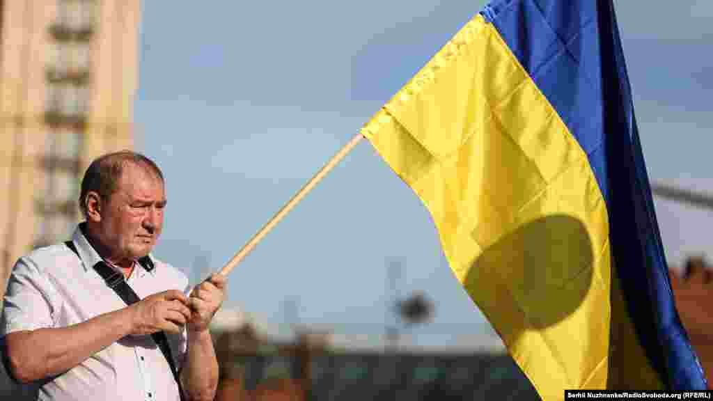 Заместитель председателя меджлиса крымско-татарского народа&nbsp;Ильми Умеров с украинским флагом на Майдане.