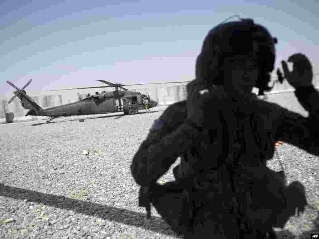 Пілот американського вертольота на військовій базі у Кандагарі, Афганістан, 18 серпня. Photo by Johannes Eisele for AFP