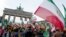 Акция у Бранденбургских ворот в Берлине в поддержку протестующих в Иране. 6 января 2018 года.