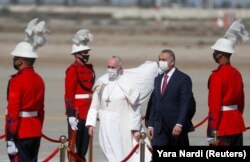 Papa Franju u Bagdadu je dočekao irački premijer Mustafa Al-Kadhimi, 5. mart 2021.