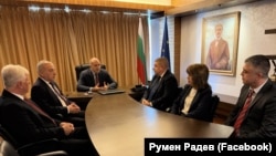 Доскорошният президент Румен Радев с бившите си съветници Димитър Стоянов и Гълъб Донев (вляво), както и с лидерите на партиите, чиито регистрации Радев използва за изборите – Атанас Калчев, Елена Нонева, Тодор Барболов (вдясно).