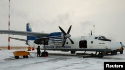 Iakuțk, Rusia - O aeronavă de pasageri Antonov An-24 a companiei Polar Airlines este verificată pe un aeroport. 12 decembrie 2023. (REUTERS/Roman Kutukov)
