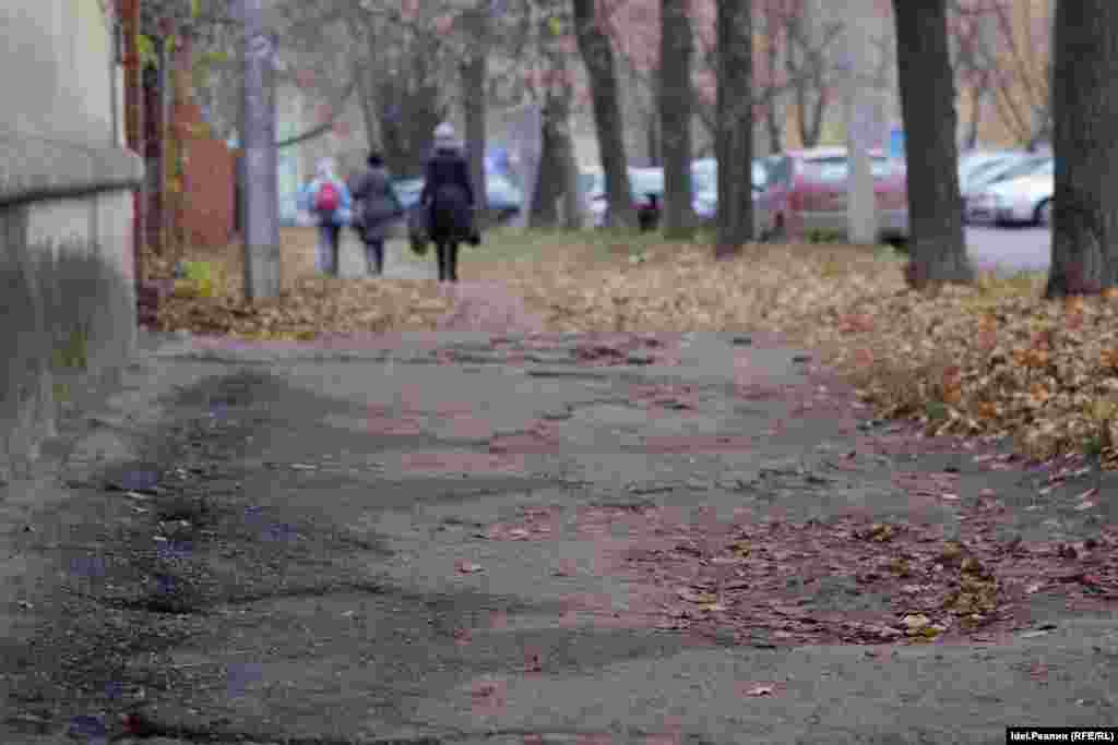 Молодая мама, ребенок которой поступил в интернат в этом году, говорит, что была поражена состоянием тротуара, ведь школа &mdash; для особенных детей.