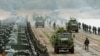 Katonai teherautók egy pontonhídon Oroszország és Belarusz szeptemberi közös hadgyakorlatán