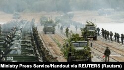 Katonai teherautók egy pontonhídon Oroszország és Belarusz szeptemberi közös hadgyakorlatán