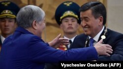 Алмазбек Атамбаев жана Сооронбай Жээнбеков.
Жээнбеков ант берип, президенттик кызматка киришип жаткандагы сүрөт. 24-ноябрь, 2017-жыл. 