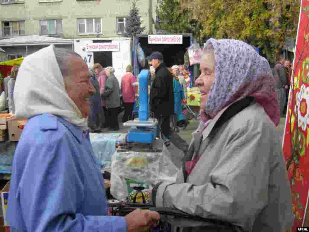 Узган шимбәдә Казанның Мәскәү базарында Балтач һәм Буа районы вәкилләре сәүдә итте. Рәсмиләр арзанрак азык-төлек, яшелчә тәкъдим ителүче мондый ярминкәләр Яңа елга кадәр булып торачак дип белдерә. Мондый ярминкәләр пенсиягә генә көн итүче өлкәннәр һәм аз керемлеләр күңеленә хуш килә. Көзге ярминкәләр вакытында шәһәр халкы арзан бәягә кышка җитәрлек бәрәңгесен, кишерен, суганын һәм кәбестәсен алып калырга тырыша. 