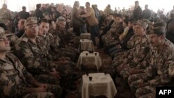 Ofiţeri iordanieni la ceremonia de comemorare a pilotului Maaz al-Kassasbeh, 4 februarie 2015