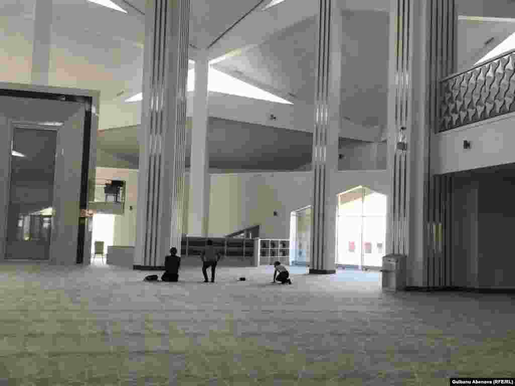 Молельный дом может вместить около 750 прихожан. Однако, по словам имама, в первую пятничную службу в мечети вместилось более тысячи человек. Мужской зал расположен на первом этаже, женский - на втором.