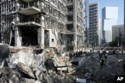 Spasioci i vojno osoblje na mjestu direktnog pogotka iranskog raketnog napada u Ramat Ganu, Izrael, u četvrtak, 19. juna 2025.