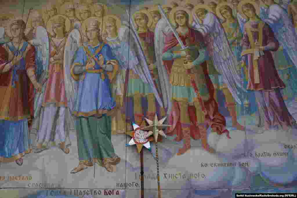 «Вифлеємські» зірки колядників на тлі образів святих