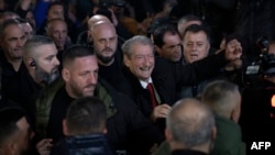 Лидерът на опозиционната Демократическа партия Сали Бериша (в средата), обграден от симпатизанти по време на протеста, 22 декември 2025 г.