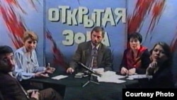 Фрагмент видеозаписи программы «Открытая зона» в прямом эфире на телеканале ТВ «М». В центре — ведущий программы Сергей Дуванов. Алматы, 20 ноября 1996 года.