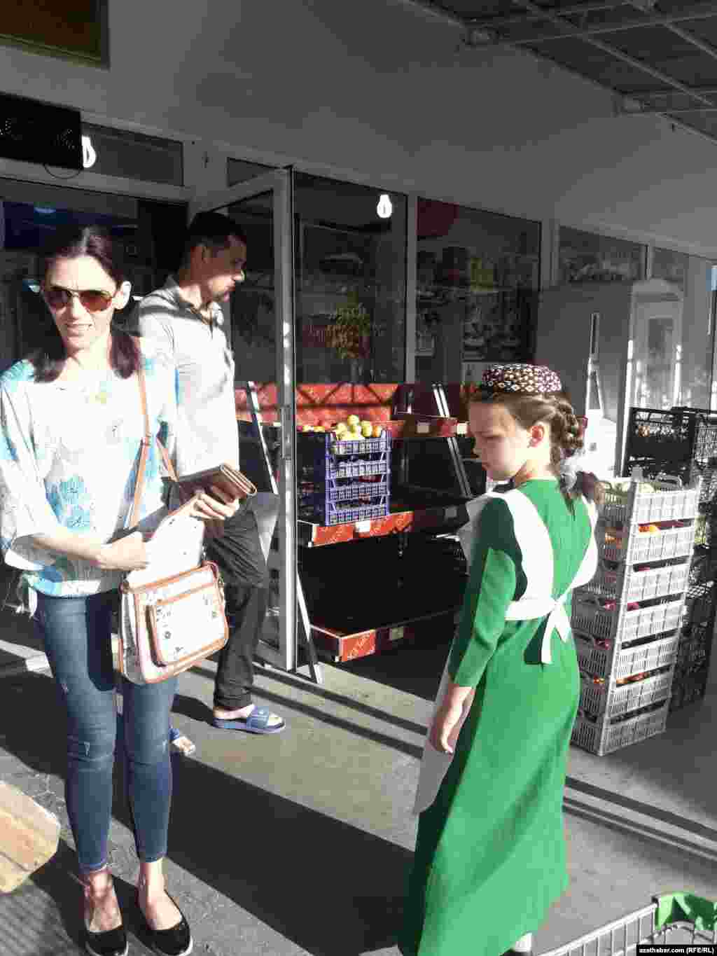 Aşgabadyň bazaryndaky alyjylar