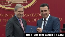 MЕврокомесарот за преговори за проширување Јоханес Хан му го предаде Извештајот на ЕК за напредокот на Македонија на премиерот Зоран Заев, Скопје, 18.04.2018.