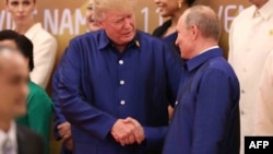 Президент США Дональд Трамп и президент России Владимир Путин (справа) во время обмена рукопожатиями. Дананг, 10 ноября 2017 года.