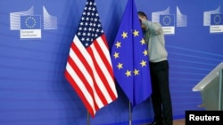 Flamuri i Shteteve të Bashkuara dhe ai i Bashkimit Evropian. 
