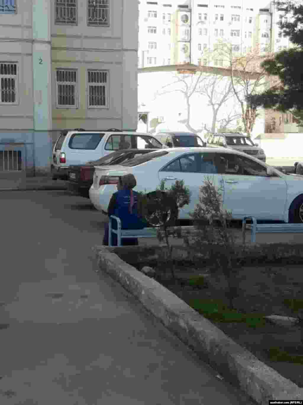 Во дворе ашхабадской многоэтажки 