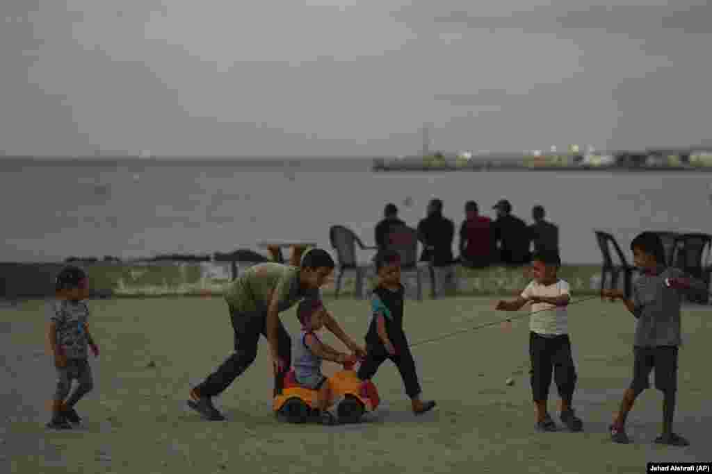 Fëmijë palestinezë duke luajtur pranë detit.